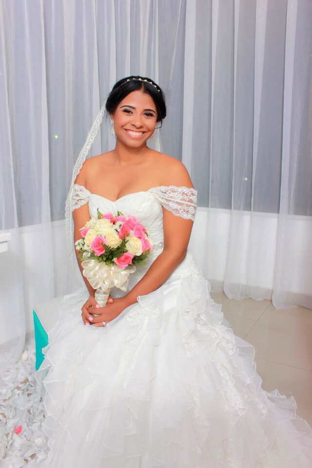 Bride marry bouquet of flowers