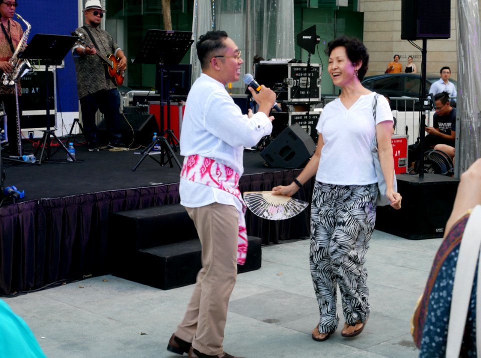 singapore heritage festival - peranakan museum: singer and audience dancing to his music