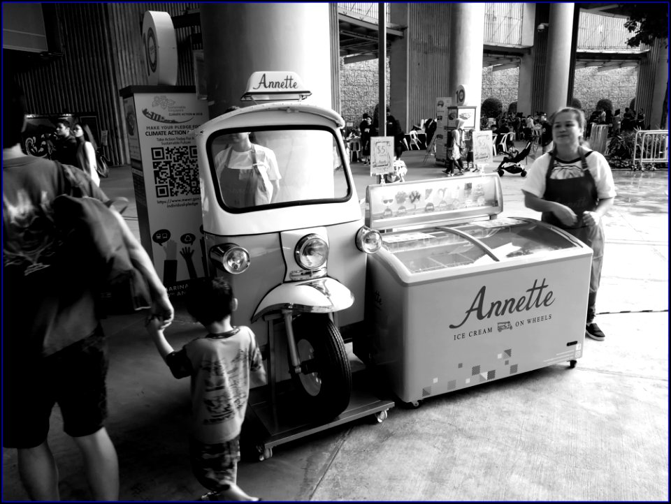 marina barrage 10th anniversary - ice cream truck photo