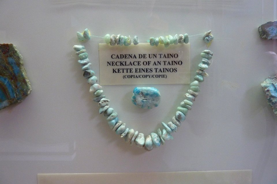 Reconstruccion de un (supuesto) collar taino hecho de larimar.
