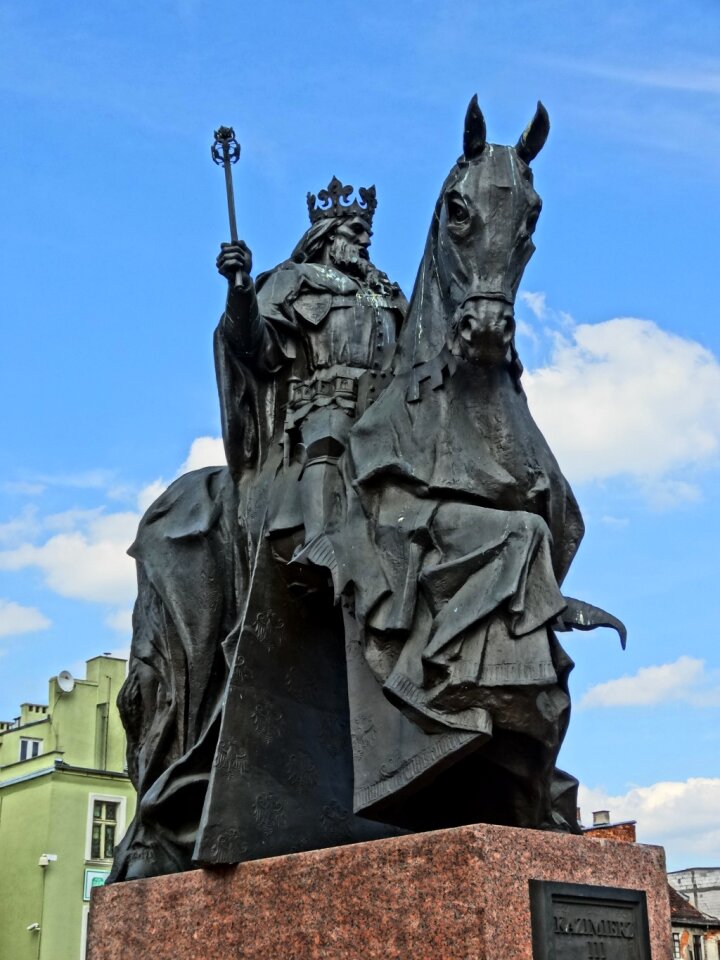 King sculpture statue