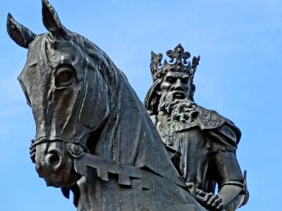 King sculpture statue