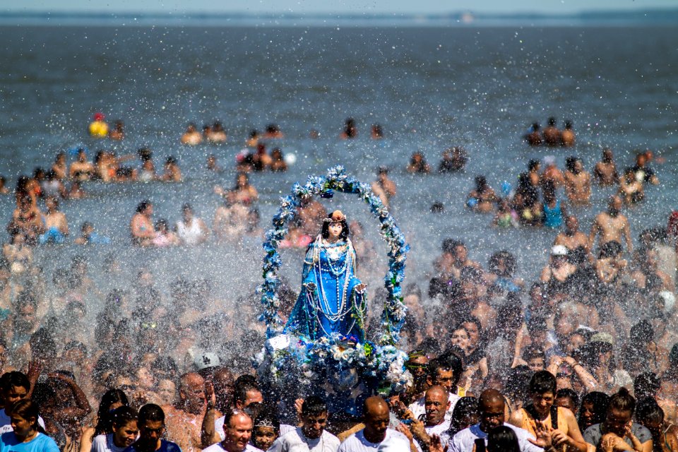 02.02.2018 - Encontro de Iemanjá e Nossa Senhora dos Navegantes nas águas da Lagoa dos Patos emociona os fiéis que comparecem em grande número no Balneário dos Prazeres - Foto: Gustavo Vara