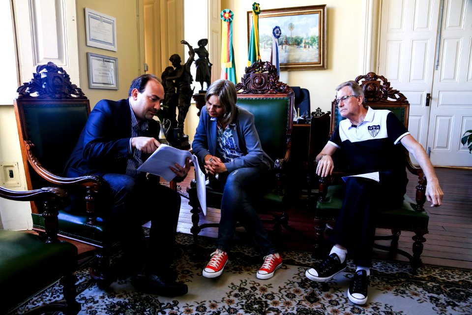 09.03.2018 - Prefeita Paula Mascarenhas durante reunião com Cláudio Oliveira, superintendente do Porto de Pelotas - Foto: Gustavo Vara
