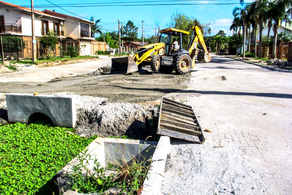 08.12.2017 - Obras na avenida Espirito Santo no Laranjal