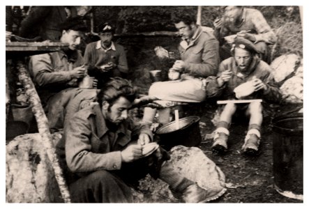 il pasto dei partigiani della Brigata Settecomuni 1945