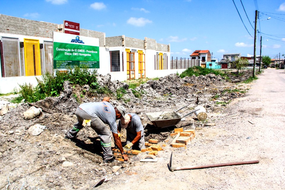 08.12.2017 - Obras da SSUI na rua 2 no bairro Navegantes