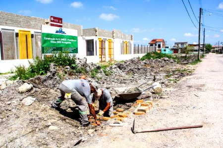 08.12.2017 - Obras da SSUI na rua 2 no bairro Navegantes