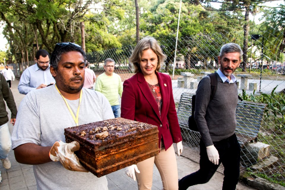 07.05.2019 - Prefeitura encontra caixa enterrada no monumento que homenageia Yolanda Pereira, a primeira brasileira a conquistar o título de Miss Universo, em 1930 - Foto: Gustavo Vara