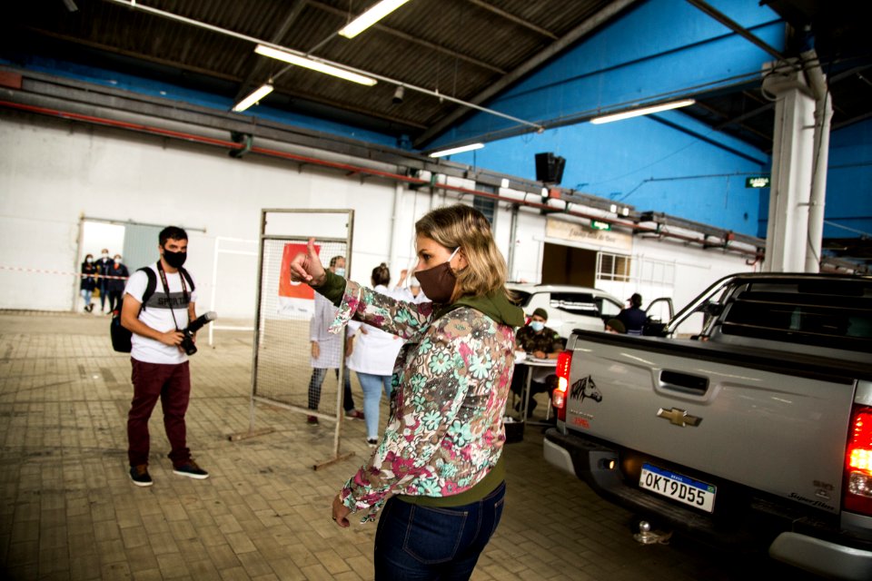 02.04.2021 - Drive-thru para 1ª dose dos idosos com 67+ anos - Foto: Gustavo Vara