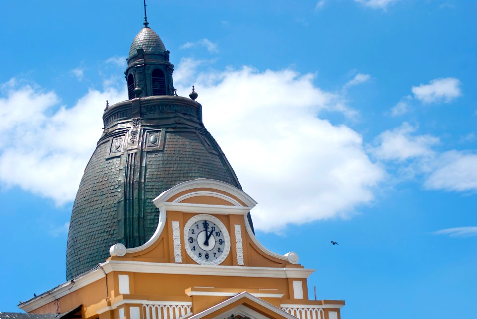 Torre del Palacio Legislativo de Bolivia con el reloj en sentido contrario