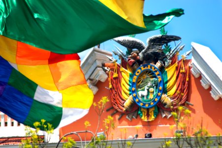 Escudo de Bolivia en el Palacio de Gobierno con la Wiphala y la Bandera Boliviana