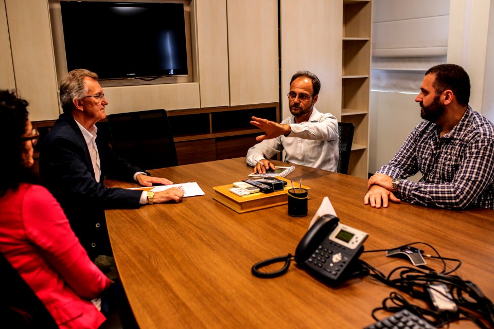 20.12.2017 - Vice-prefeito Idemar Barz em reunião na Ecosul sobre festas do Morango e Pêssego