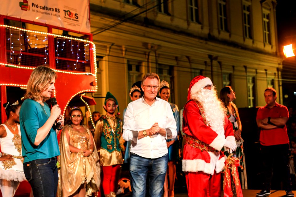 10.12.2017 - Prefeita Paula Mascarenhas e vice Idemar Barz na chegada do Papai Noel e entrega da chave da cidade