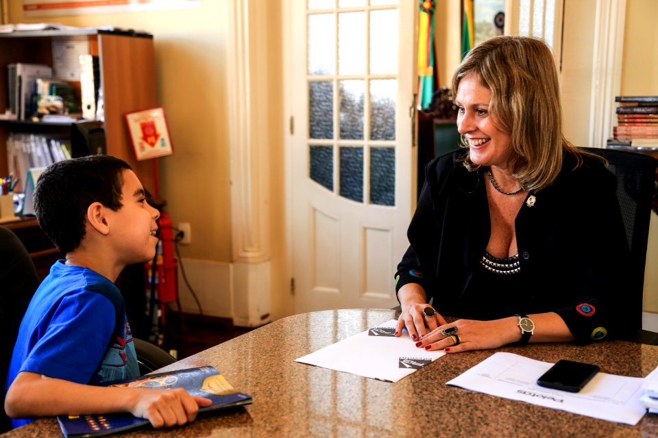 09.04.2018 - Prefeita Paula Mascarenhas recebe o aluno Pedro Henrique da Escola Mariana Eufrasia - Foto: Gustavo Vara