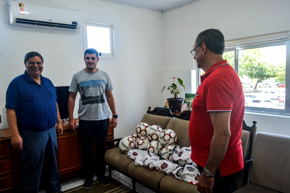 08.12.2017 - Marketing do GEB  entrega material esportivo que foi utilizado na série B (bolas, coletes) à Smed, para distribuição nas escolas