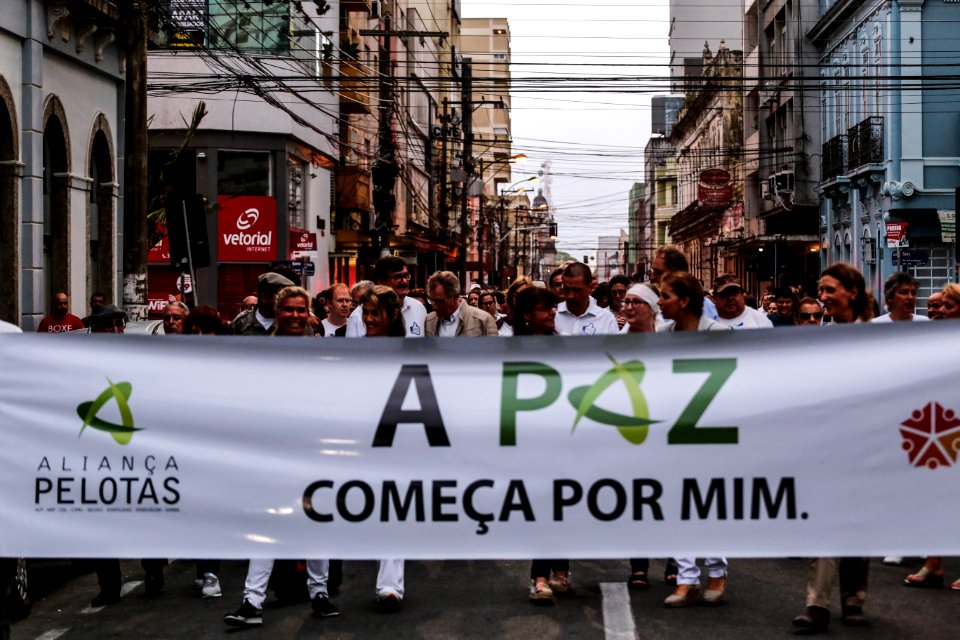 20.12.2017 - Prefeita Paula Mascarenhas e vice Idemar Barz na Noite da Paz - Caminhada Aliança Pelotas