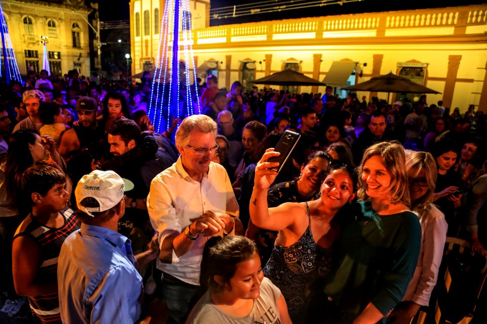 10.12.2017 - Prefeita Paula Mascarenhas e vice Idemar Barz na chegada do Papai Noel e entrega da chave da cidade