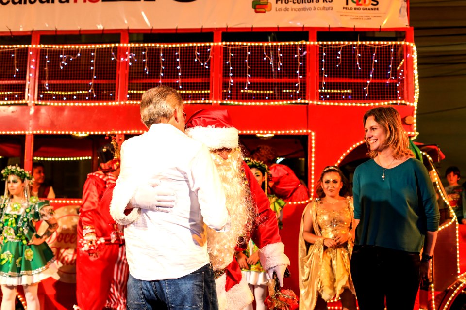 10.12.2017 - Prefeita Paula Mascarenhas e vice Idemar Barz na chegada do Papai Noel e entrega da chave da cidade