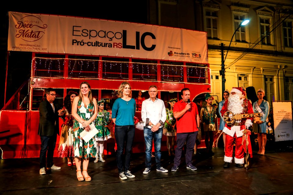 10.12.2017 - Prefeita Paula Mascarenhas e vice Idemar Barz na chegada do Papai Noel e entrega da chave da cidade
