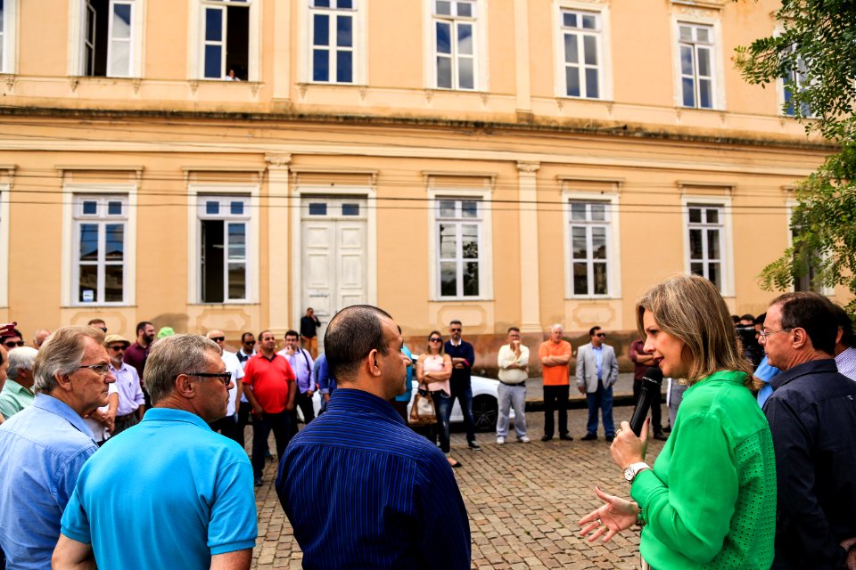 06.04.2018 - Prefeita Paula Mascarenhas e o vice Idemar barz durante entrega de uma retroescavadeira para a Secretaria de Desenvolvimento Rural - Foto: Gustavo Vara