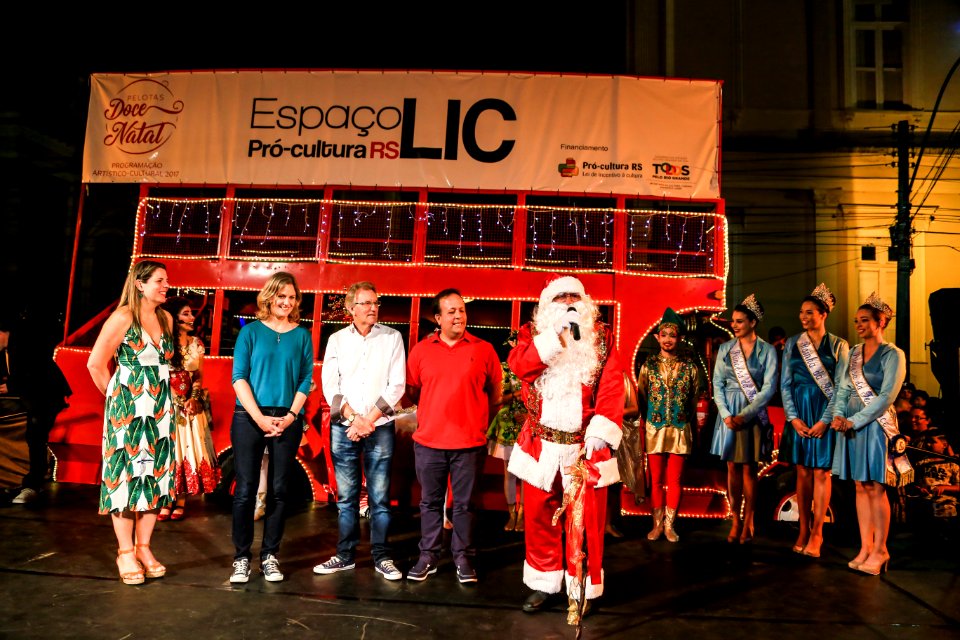 10.12.2017 - Prefeita Paula Mascarenhas e vice Idemar Barz na chegada do Papai Noel e entrega da chave da cidade