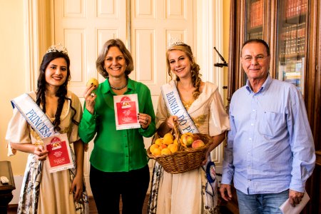 28.11.2019 - Prefeita Paula Mascarenhas recebe convite para a abertura da Colheita do Pêssego - Foto Michel Corvello