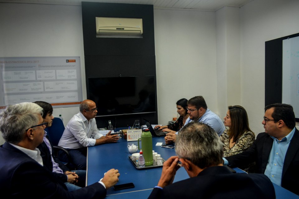 04.12.2017 - Prefeito em exercício Luiz Henrique Viana participa da reunião semanal do comitê gestor do programa de parcerias do munícipio.