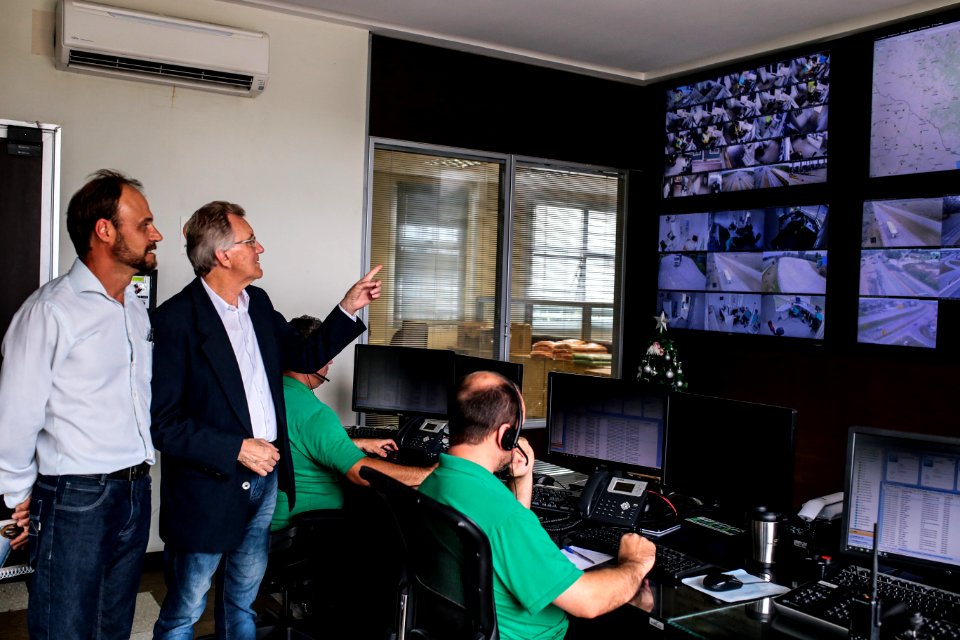 20.12.2017 - Vice-prefeito Idemar Barz em reunião na Ecosul sobre festas do Morango e Pêssego