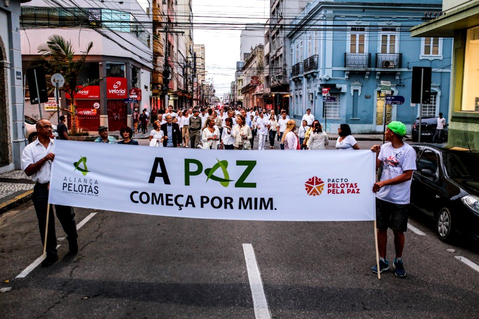 20.12.2017 - Prefeita Paula Mascarenhas e vice Idemar Barz na Noite da Paz - Caminhada Aliança Pelotas