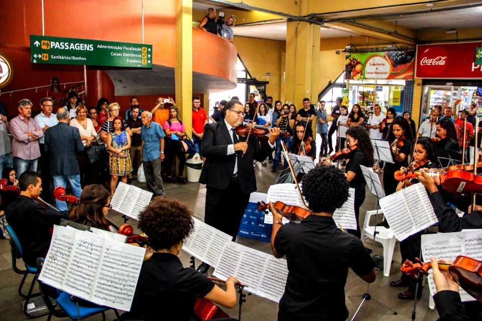 18.01.2018 - Orquestra de Câmara do Sesc/MG se apresenta na Rodoviária de Pelotas