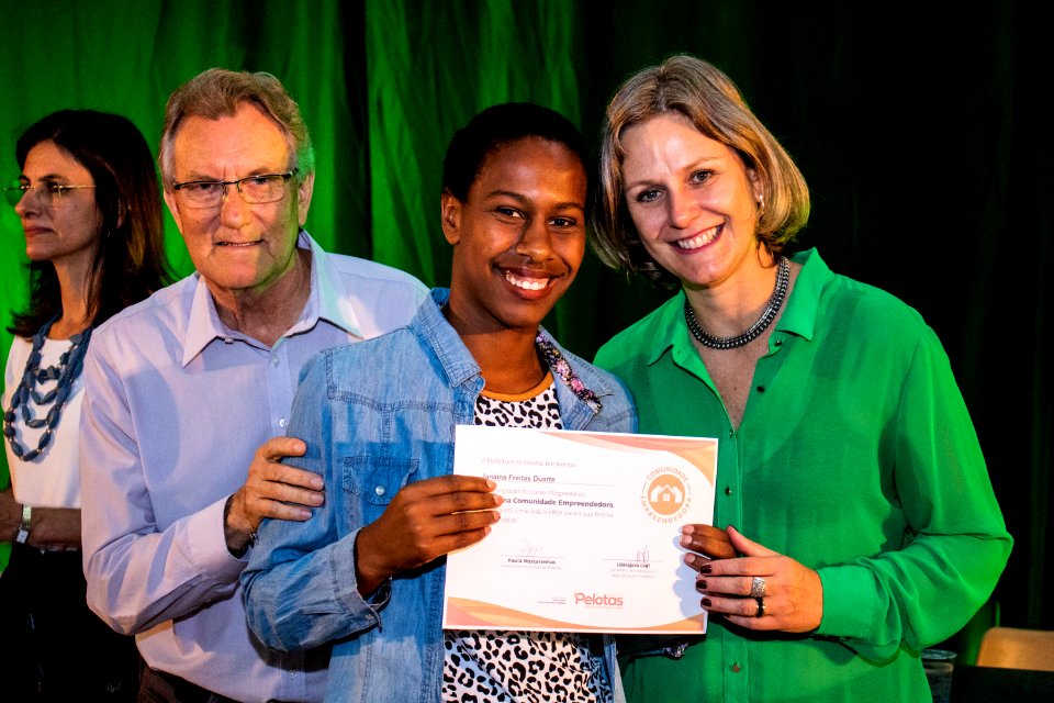 29.11.2019 - Prefeita Paula Mascarenhas e o vice Idemar Barz prestigiam a formatura dos cursos do projeto de Geração de Emprego e Renda da SHRF - Foto Michel Corvello