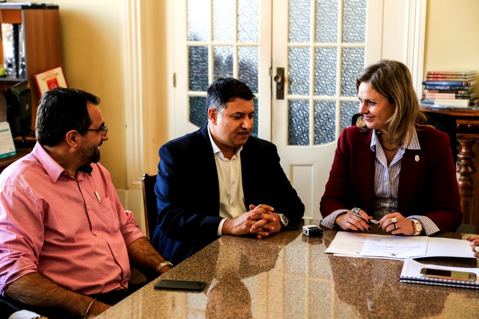 29.05.2018 - Prefeita Paula Mascarenhas assina a lei 2143/18 que declara de utilidade pública municipal o Lar Espírita Assistencial Irmão Fabiano de Cristo - Foto: Gustavo Vara