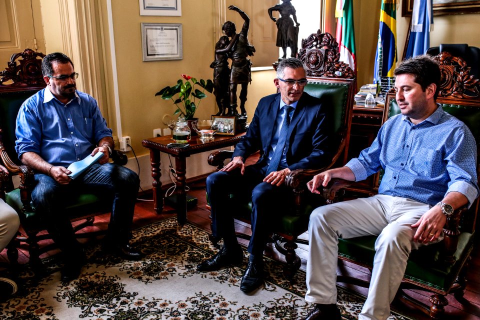 04.12.2017 - Prefeito em exercício Luiz Henrique Viana recebe visita do Deputado Federal Jeronimo Goergen (PP) para entrega de uma Emenda