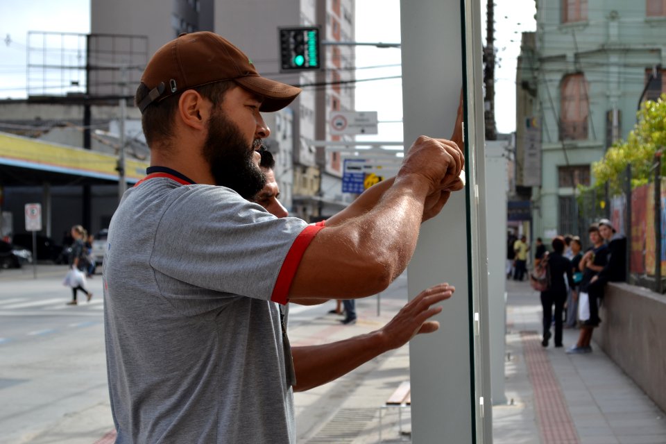 04.04.2018- SEPLAG - Colocação de vidros parada de onibus Osorio -Foto Janine Tomberg (1)