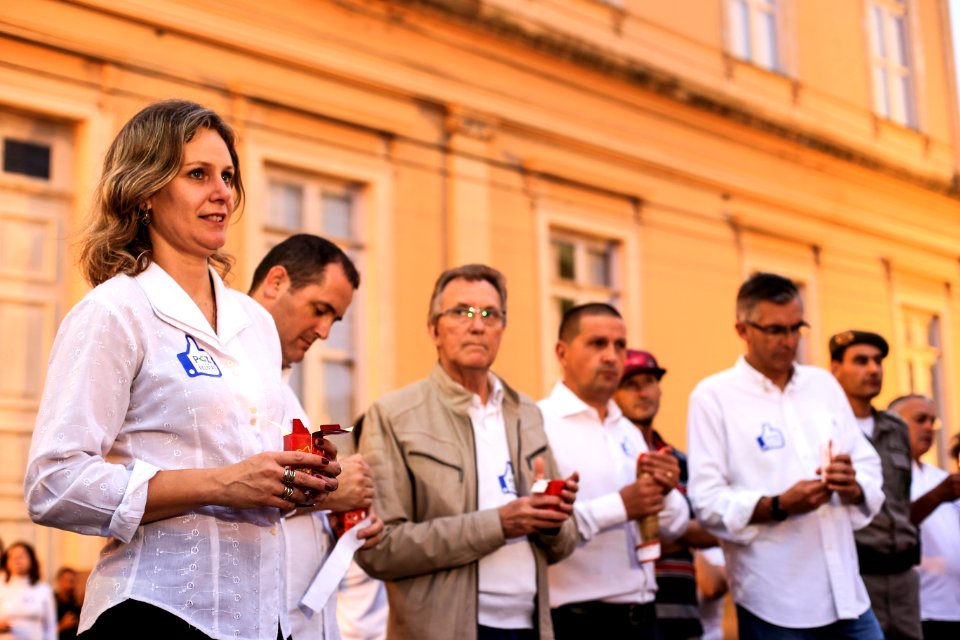20.12.2017 - Prefeita Paula Mascarenhas e vice Idemar Barz na Noite da Paz - Caminhada Aliança Pelotas