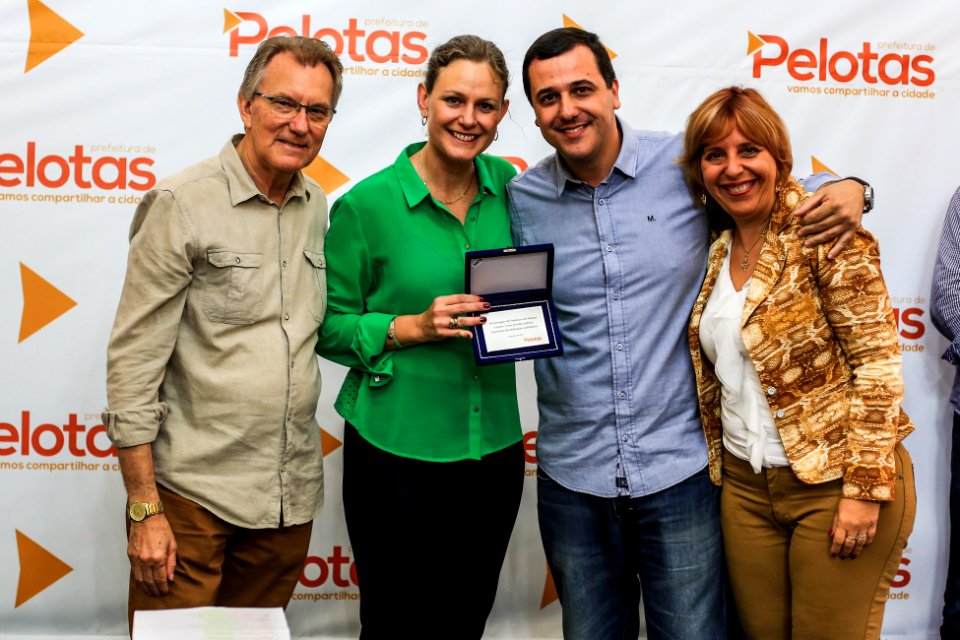 21.12.2017 - Prefeita Paula Mascarenhas e vice Idemar Barz no café da manhã com servidores