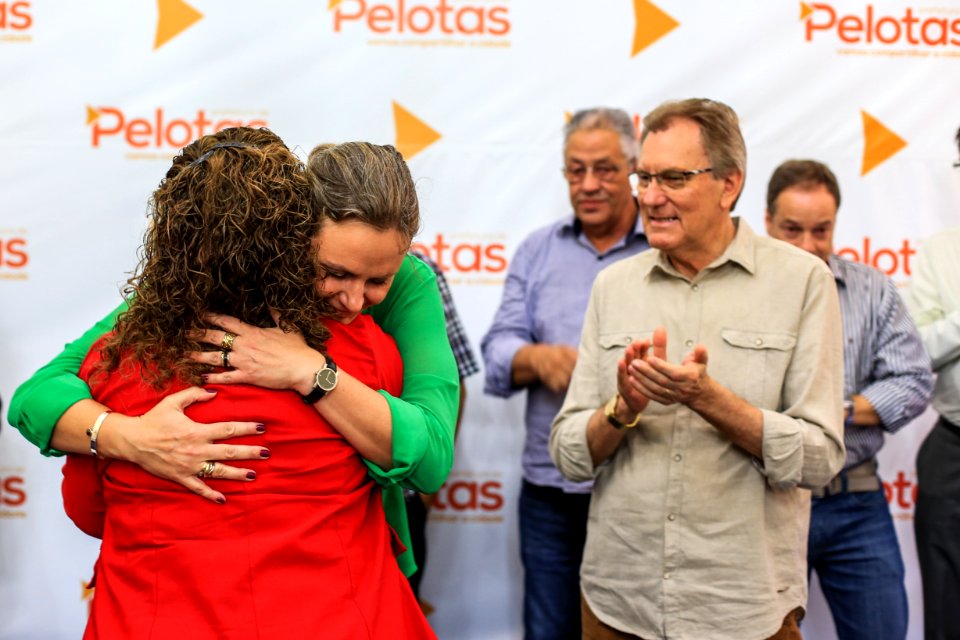 21.12.2017 - Prefeita Paula Mascarenhas e vice Idemar Barz no café da manhã com servidores