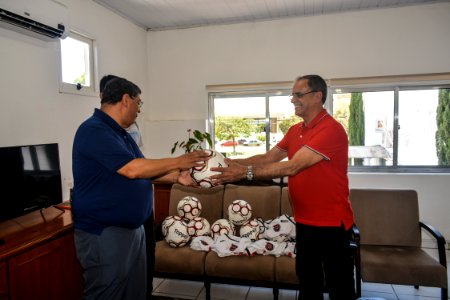 08.12.2017 - Marketing do GEB  entrega material esportivo que foi utilizado na série B (bolas, coletes) à Smed, para distribuição nas escolas