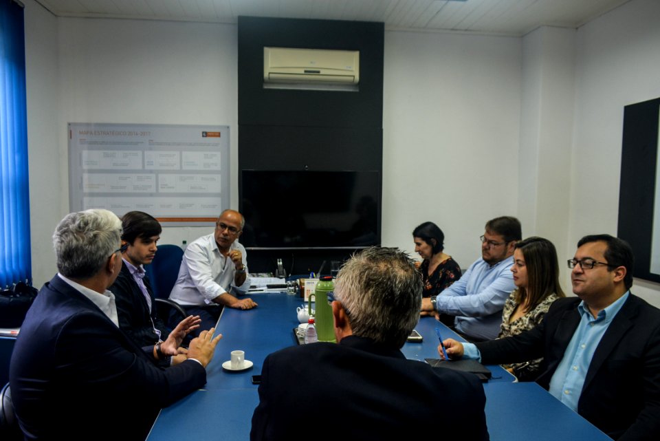 04.12.2017 - Prefeito em exercício Luiz Henrique Viana participa da reunião semanal do comitê gestor do programa de parcerias do munícipio.