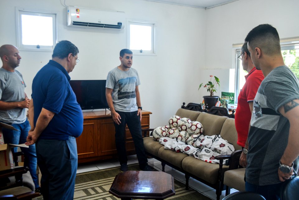 08.12.2017 - Marketing do GEB  entrega material esportivo que foi utilizado na série B (bolas, coletes) à Smed, para distribuição nas escolas