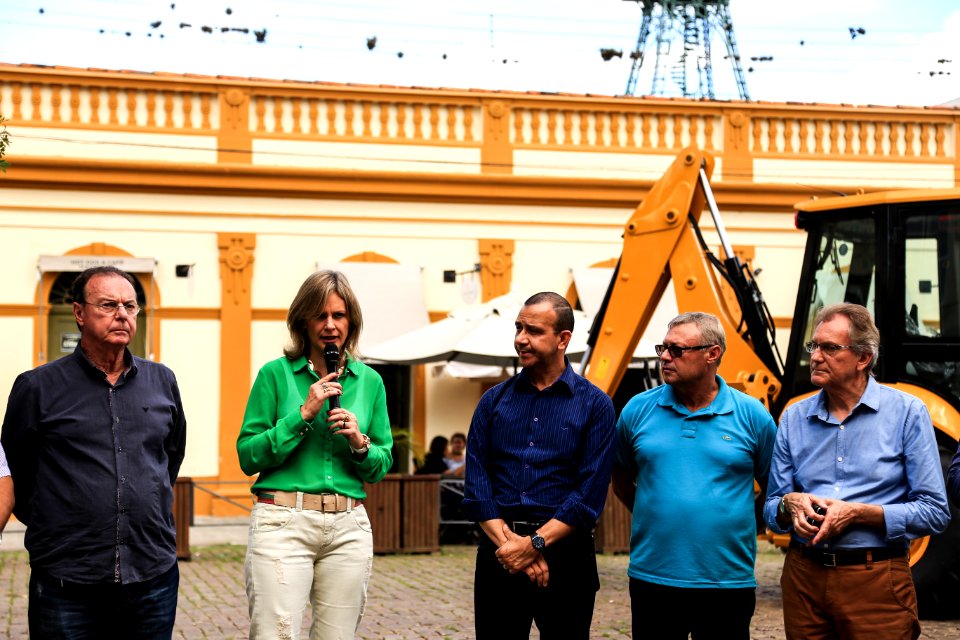 06.04.2018 - Prefeita Paula Mascarenhas e o vice Idemar barz durante entrega de uma retroescavadeira para a Secretaria de Desenvolvimento Rural - Foto: Gustavo Vara