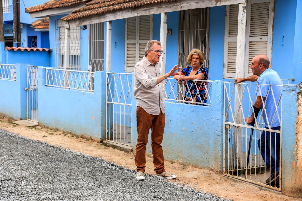 21.12.2017 - Prefeita Paula Mascarenhas e vice Idemar Barz visitam as obras no prolongamento da rua Paulo Guilayn