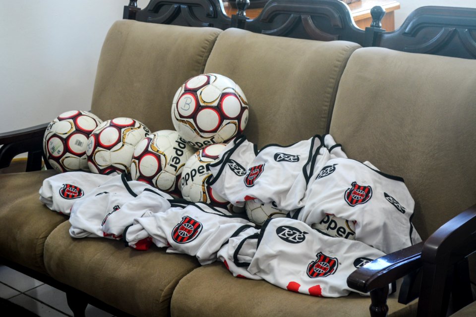 08.12.2017 - Marketing do GEB  entrega material esportivo que foi utilizado na série B (bolas, coletes) à Smed, para distribuição nas escolas
