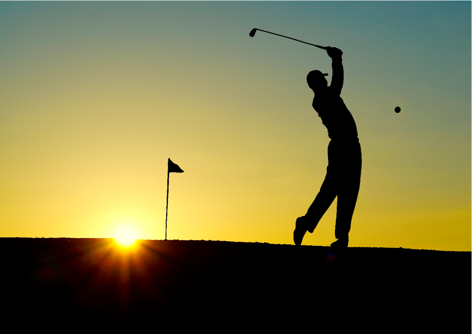 Golfer golf clubs einlochfahne