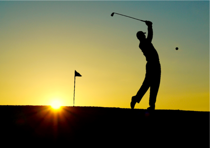 Golfer golf clubs einlochfahne