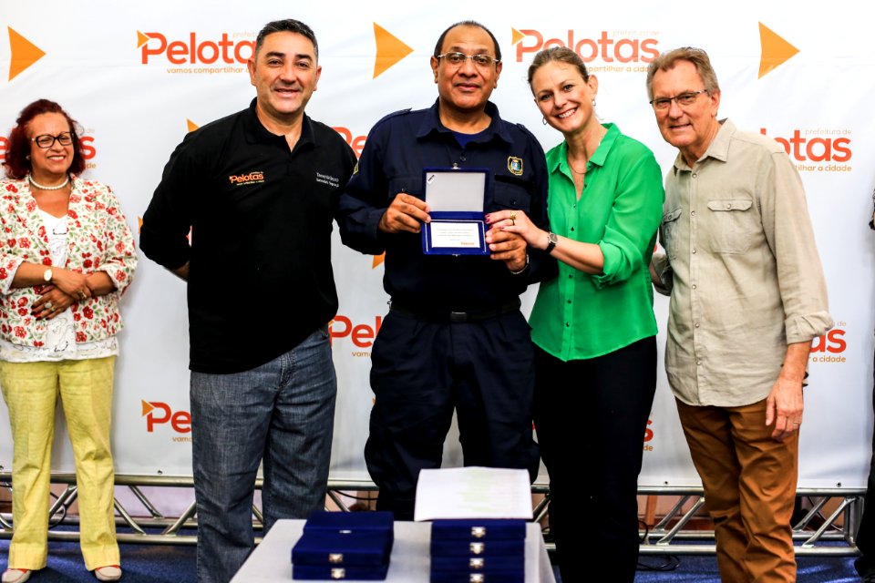 21.12.2017 - Prefeita Paula Mascarenhas e vice Idemar Barz no café da manhã com servidores