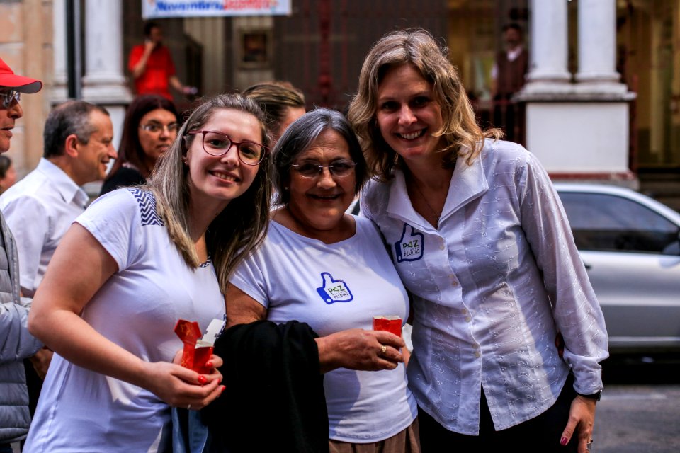 20.12.2017 - Prefeita Paula Mascarenhas e vice Idemar Barz na Noite da Paz - Caminhada Aliança Pelotas