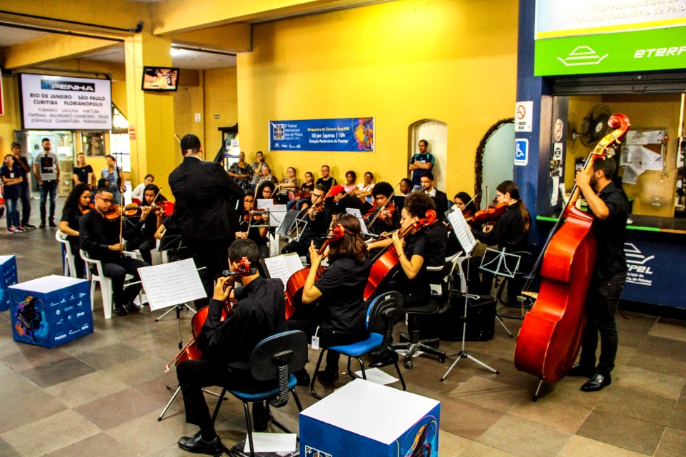 18.01.2018 - Orquestra de Câmara do Sesc/MG se apresenta na Rodoviária de Pelotas