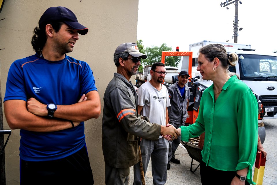 21.12.2017 - Prefeita Paula Mascarenhas e vice Idemar Barz visitam as obras no prolongamento da rua Paulo Guilayn